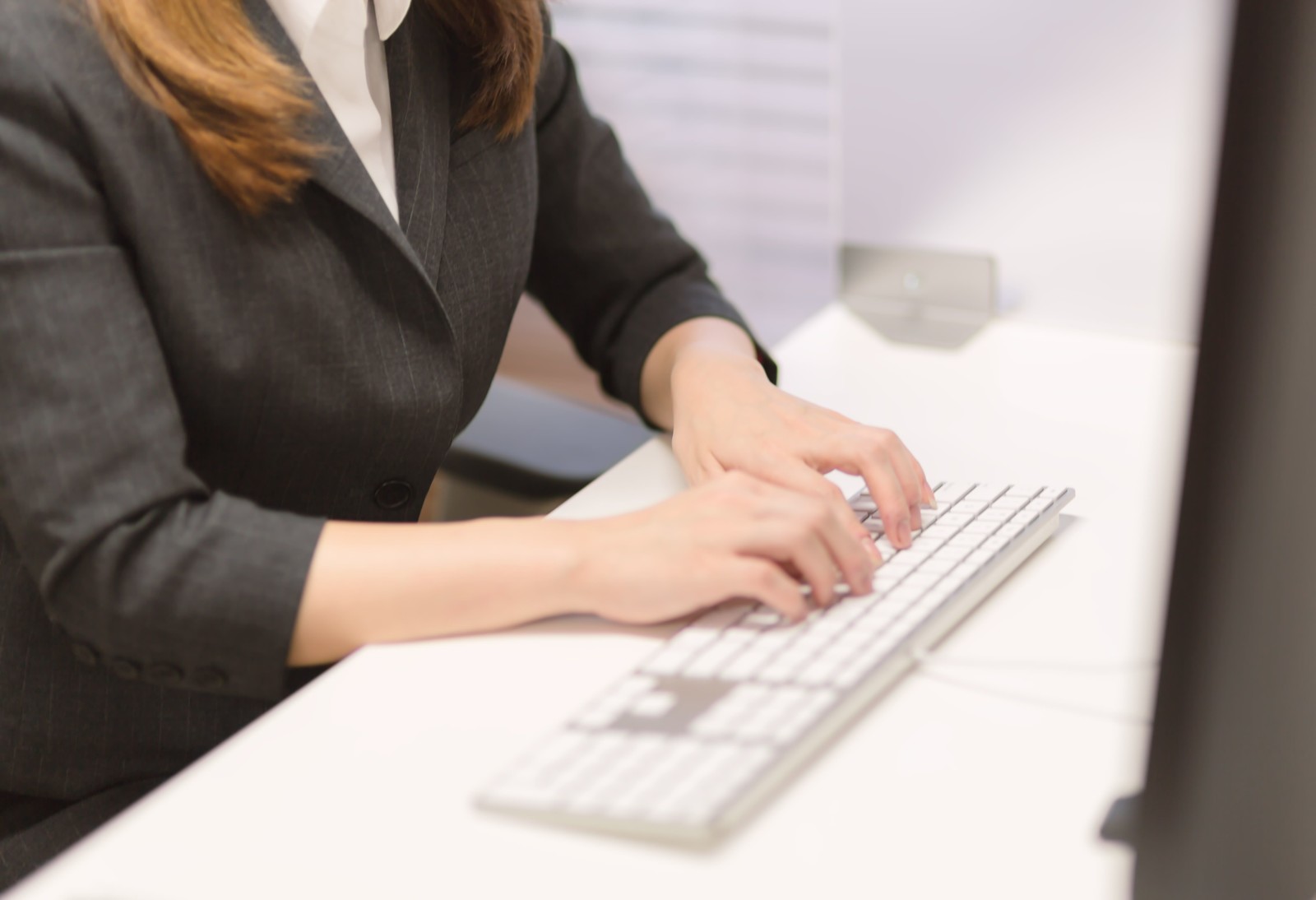 事務職の種類と難易度についてインターネットで調べる女性