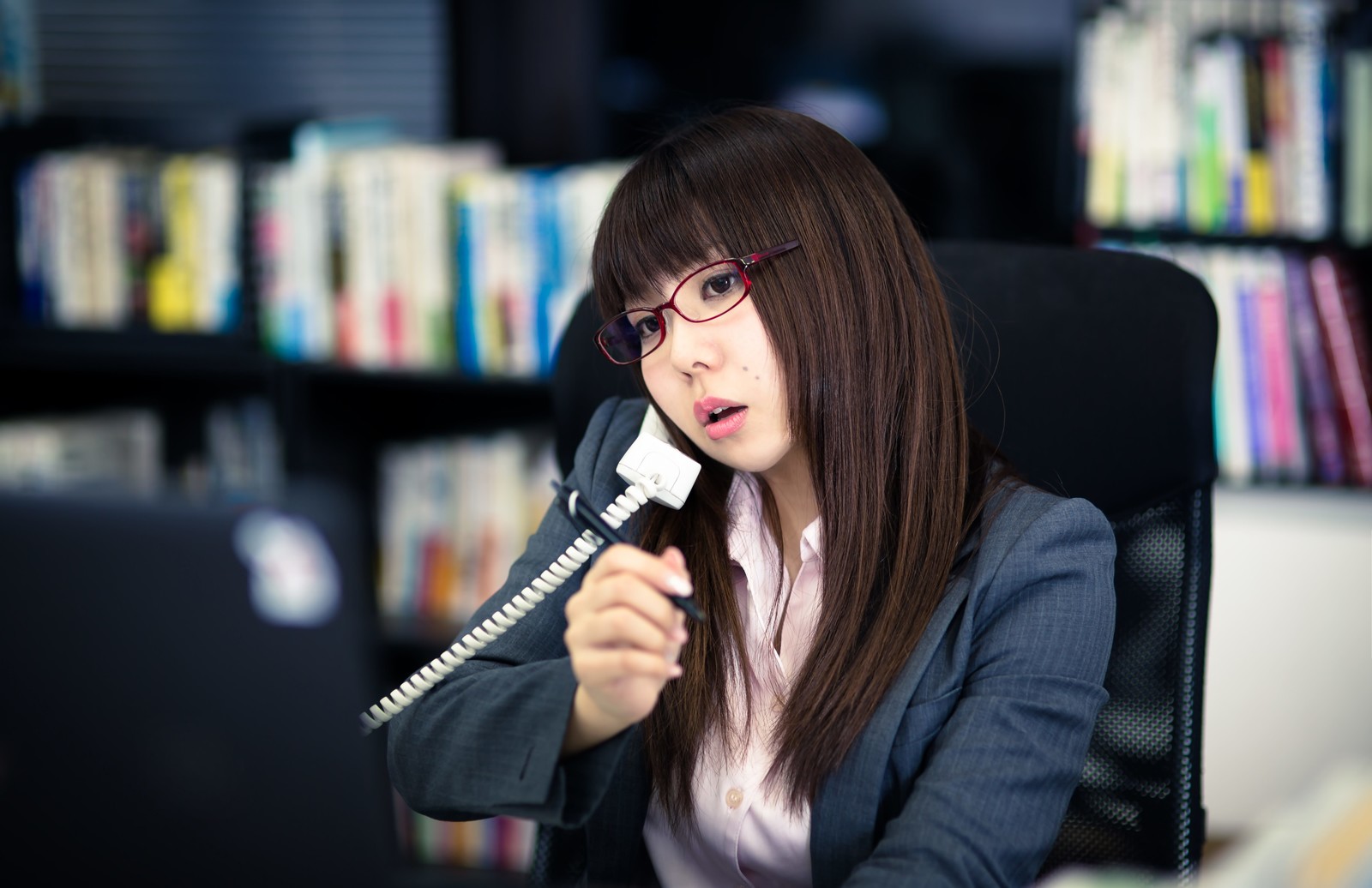 事務職の将来性がないことで転職を考えていてもバリバリはたらく女性