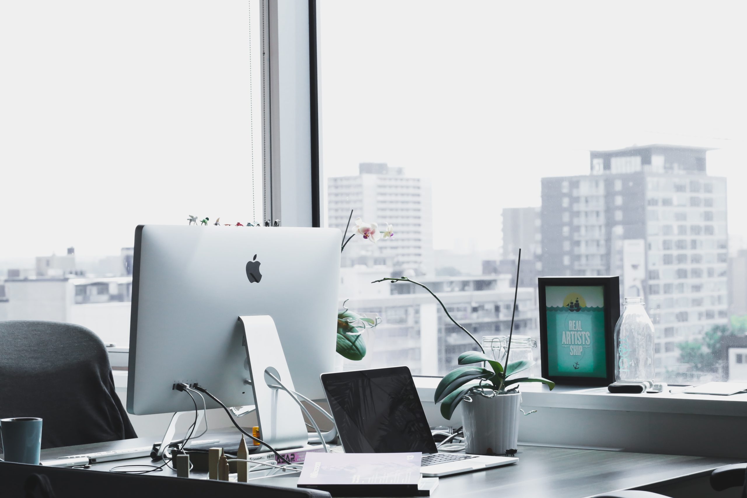 ホワイト企業のオフィス