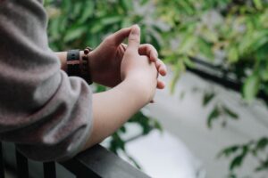 転職するリスクが回避できず考える男性