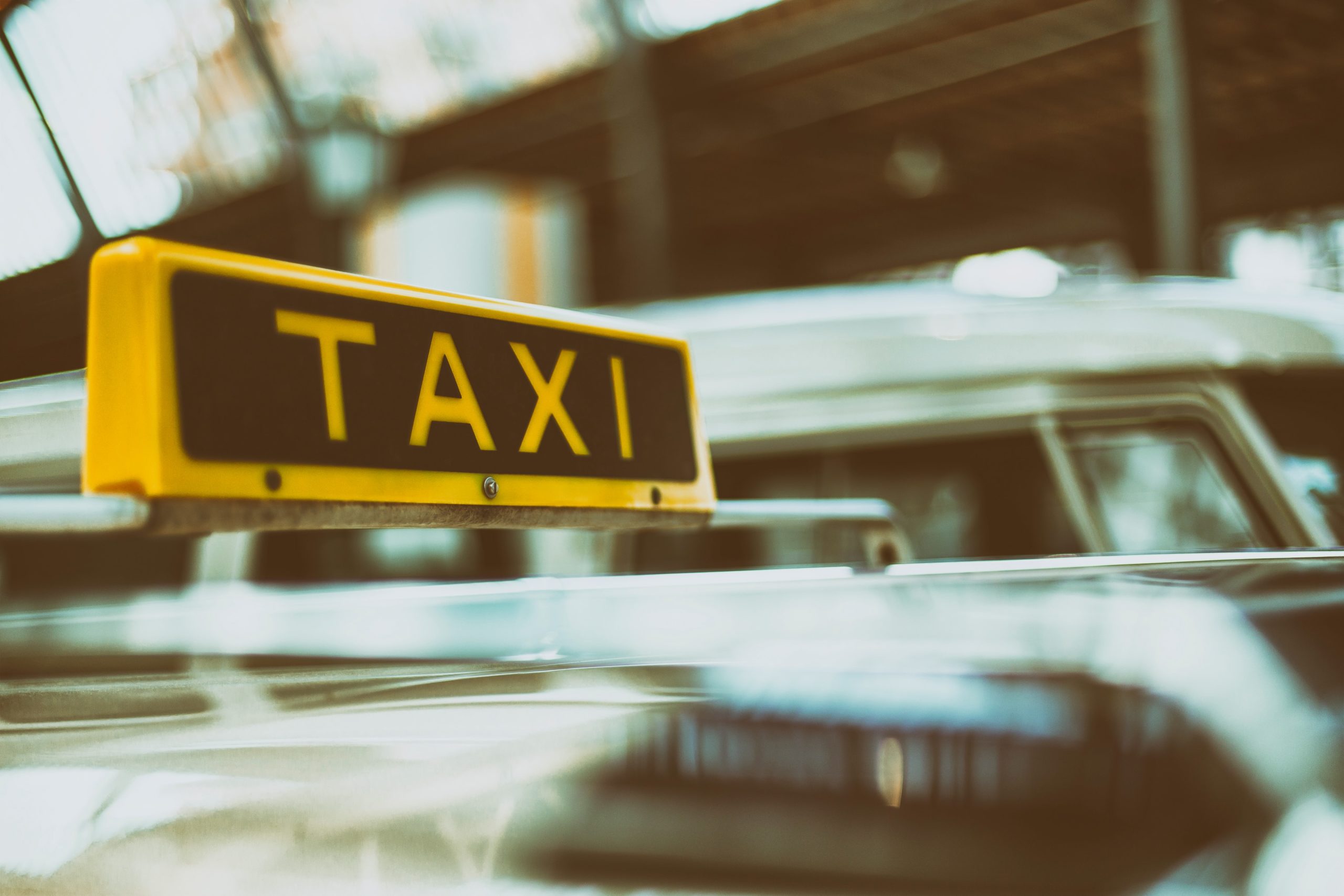 タクシードライバーに求められるスキルと資質を解説！