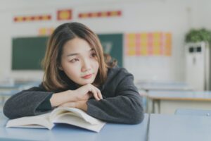 転職するリスクと回避方法に悩む女性