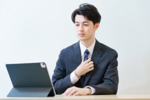 転職の一次面接の通過率が悪い応募者が身だしなみの対策をする様子