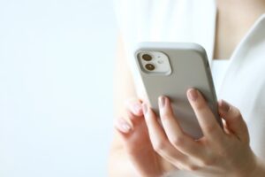 転職の面接日時変更を入れる女性