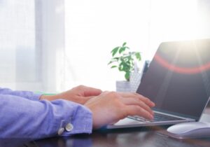 面接の結果待ちで不安にさせないように早く転職希望者に連絡準備する30代男性面接官