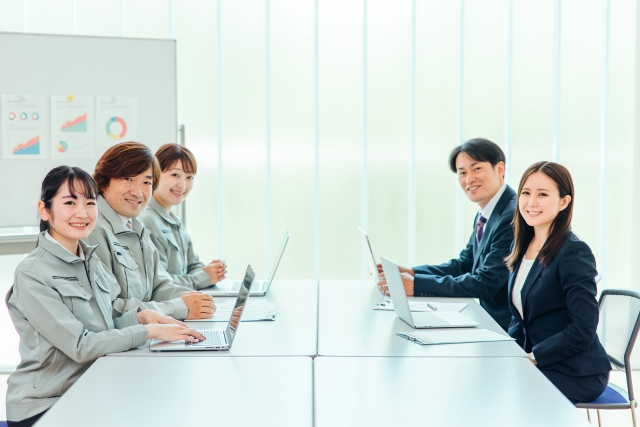 工場の仕事別の年収を調べる5人