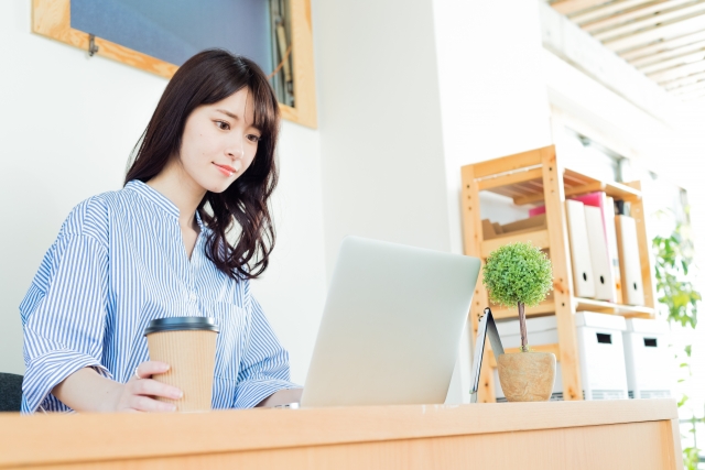 派遣社員のメリット・デメリットを調べる女性