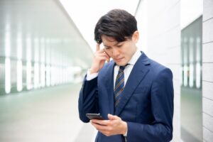 面接の結果待ちで不安にさせないように早く転職希望者に連絡準備する男性面接官の悩む様子