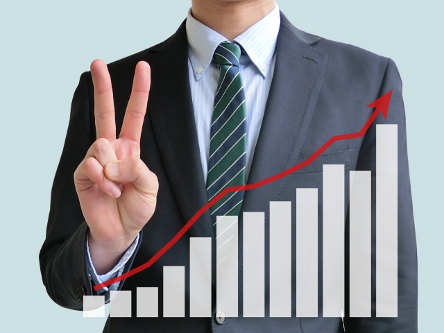 これから伸びる製造業の分野について説明する男性