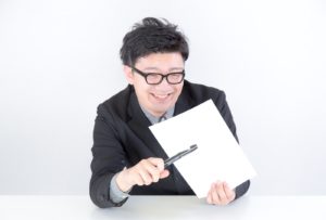 面接で嘘がバレることを知らない応募者に問い詰める面接官