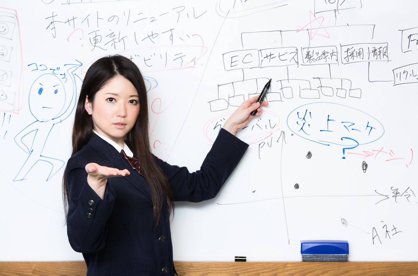 東京の無料プログラミングスクールについて解説する女性