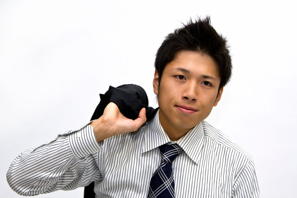 未経験からプログラマーになる為の面接へ向かう男性