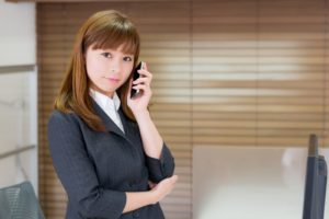 面接の結果待ちで不安になって転職先に電話する女性