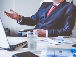 最終面接で聞かれることに対し対策している転職希望者に質問する社長
