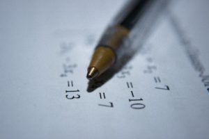 未経験からIT業界に転職するコツをメモする様子