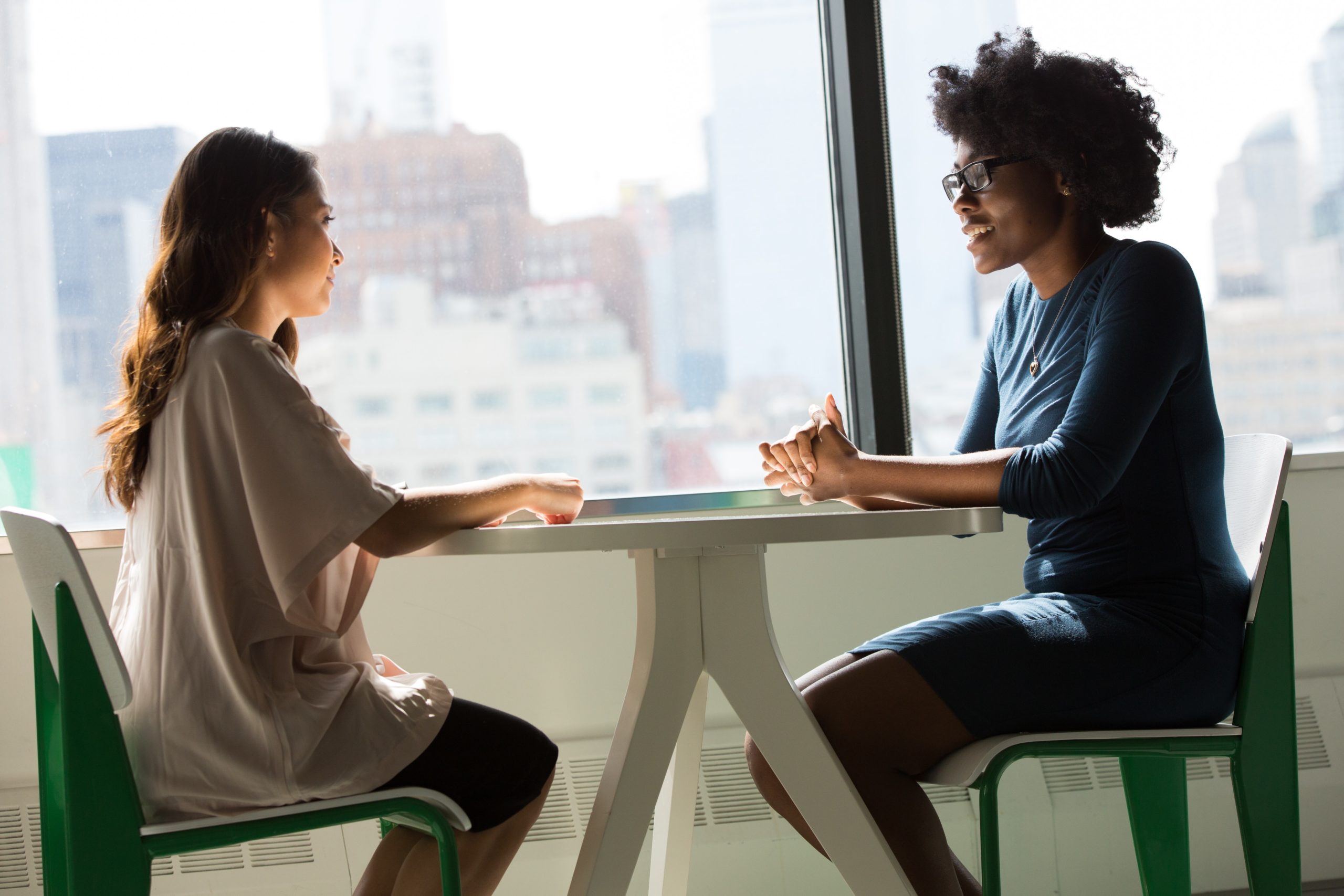 会社倒産危機を転職のチャンスと考えるエージェントに相談する女性