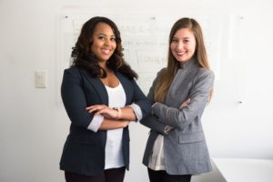 給与に不満があり転職を考える女性二人