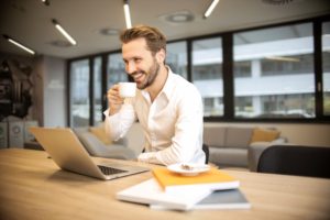 未経験からIT業界に転職するコツを理解し、成功した男性