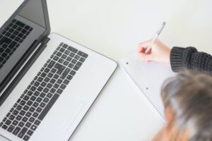 未経験プログラマーとして転職するコツを調べる女性
