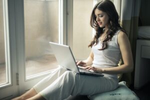 未経験プログラマーから転職するコツを調べる女性