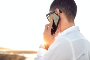面接に遅刻しそうで電話した男性に対応する人事