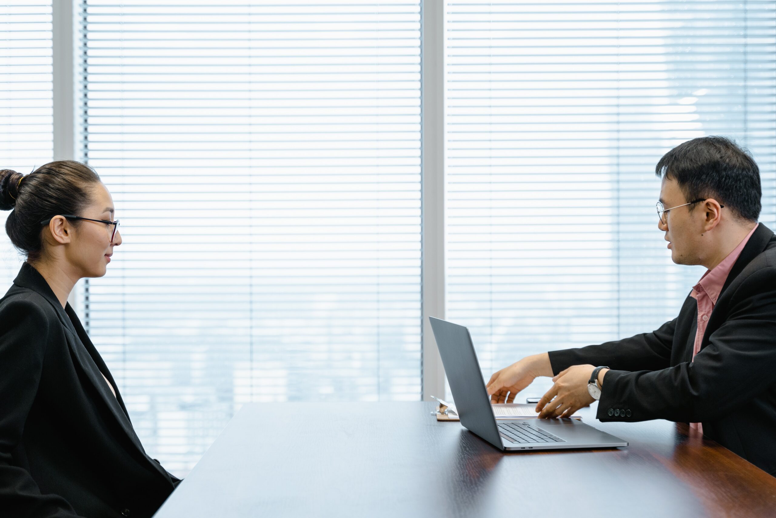 契約社員から正社員登用される秘訣を聞く女性
