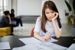 転職の最終面接で落ちる危険を感じる若い女性