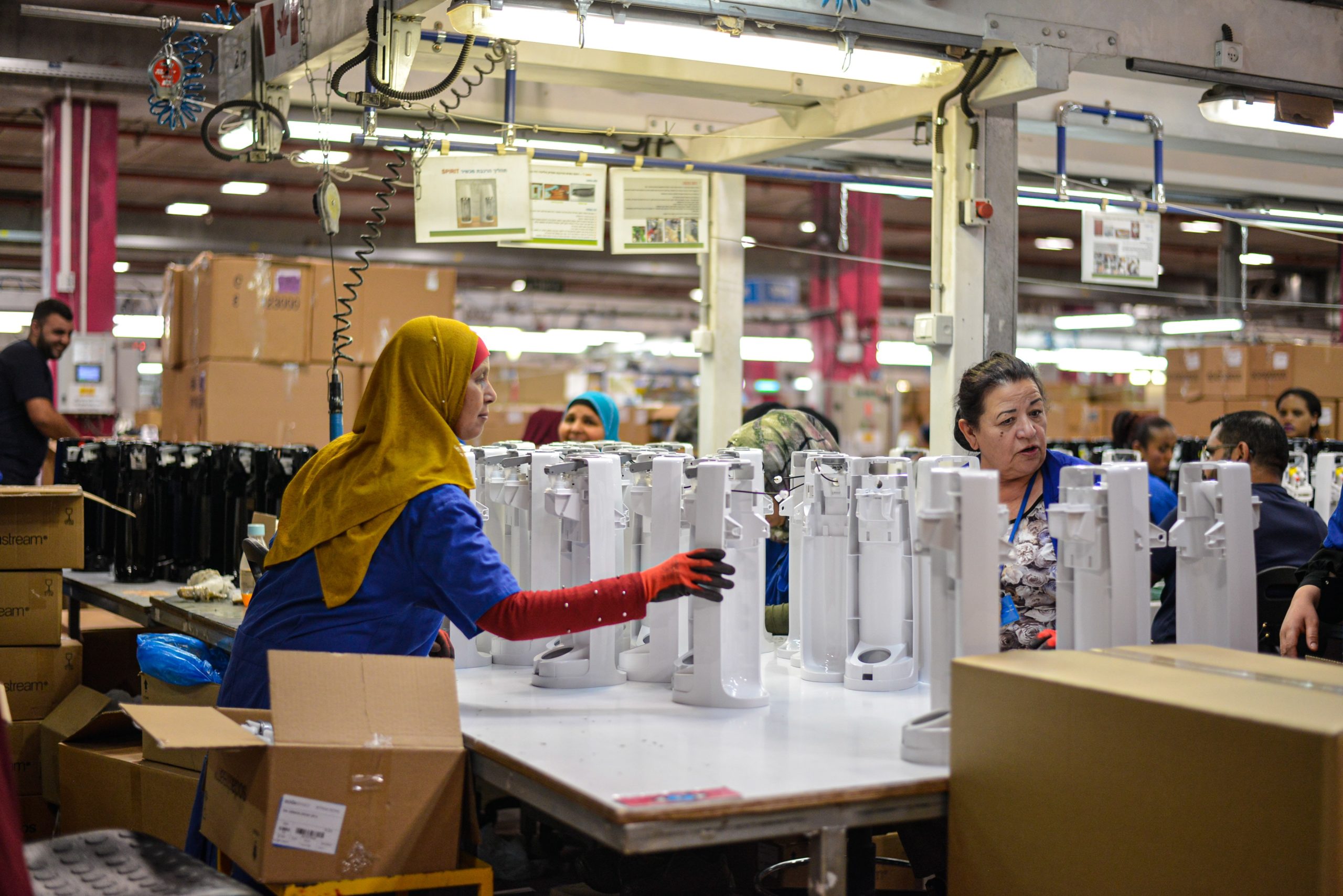 製造業へ未経験から転職するコツがわかった女性たち