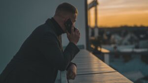 面接に遅刻しそうで電話する男性