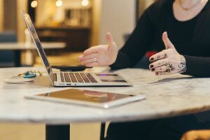 職業訓練おすすめコースIT系について語る女性