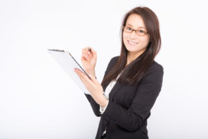 未経験プログラマーから転職するコツを説明する女性