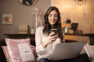 未経験プログラマーとして転職するコツを調べる若い女性