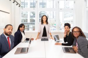 キャリアの棚卸しを転職に役立たせるやり方を解説する女性